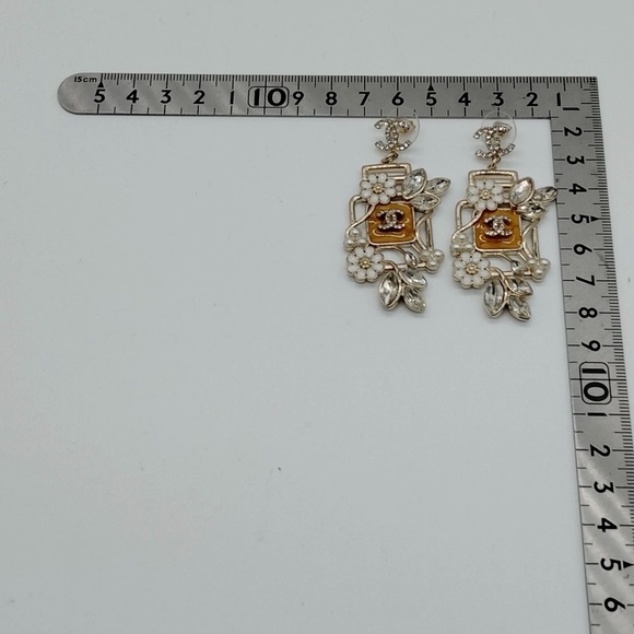 Chanel Vintage Floral Earrings - Picture 8 of 9